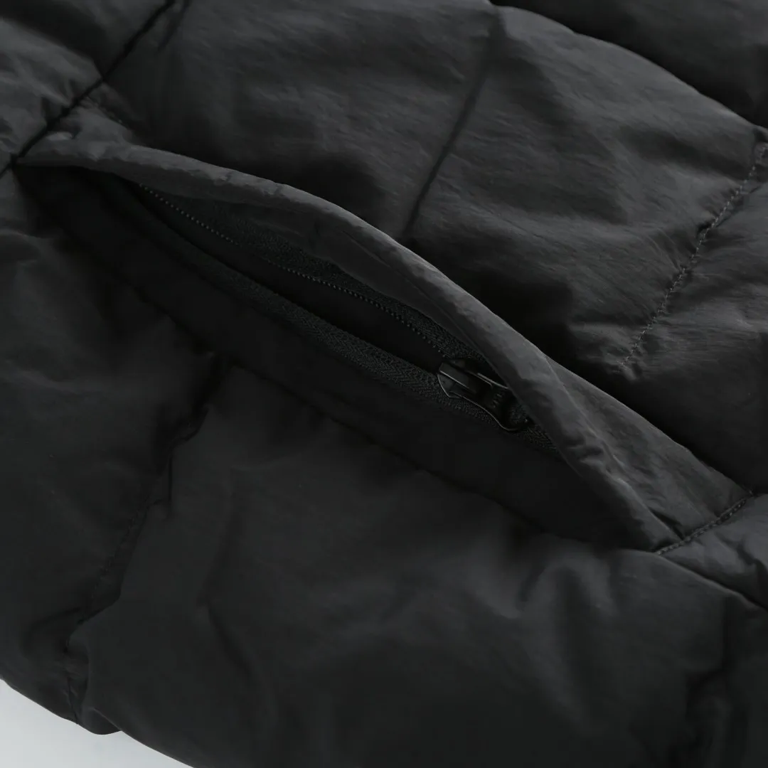 BP 4490 Big Goose Junction Puffer down vest with logo Fabric selection: The use of high-quality protective nylon fabric not only enhances the wear-resistant properties of the surface, but also takes into account wind resistance, ensuring excellent performance in various harsh weather conditions. 90 national standard high-quality white duck down: Selected high-loft down, weighing up to 180g, light and warm, with excellent temperature locking performance and good rebound properties. Three-dimensional quilting process: Precision thread reinforcement to prevent velvet drilling and ensure that the fluffy and rebound properties last as new. Details: Use polyester as the base for woven webbing, and use high-precision computer embroidery to decorate the brand letters on the webbing. The edges of the pattern are clear, the stitches are fine and even, and multiple layers of embroidery threads are stacked to enhance the three-dimensional effect. Accessories: One-to-one customized logo One-to-one customized zipper puller One-to-one customized hem elastic buckle One-to-one customized snap button SIZE: S M L Style number: 25014